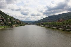 der Neckar auf dem Weg durch Heidelberg