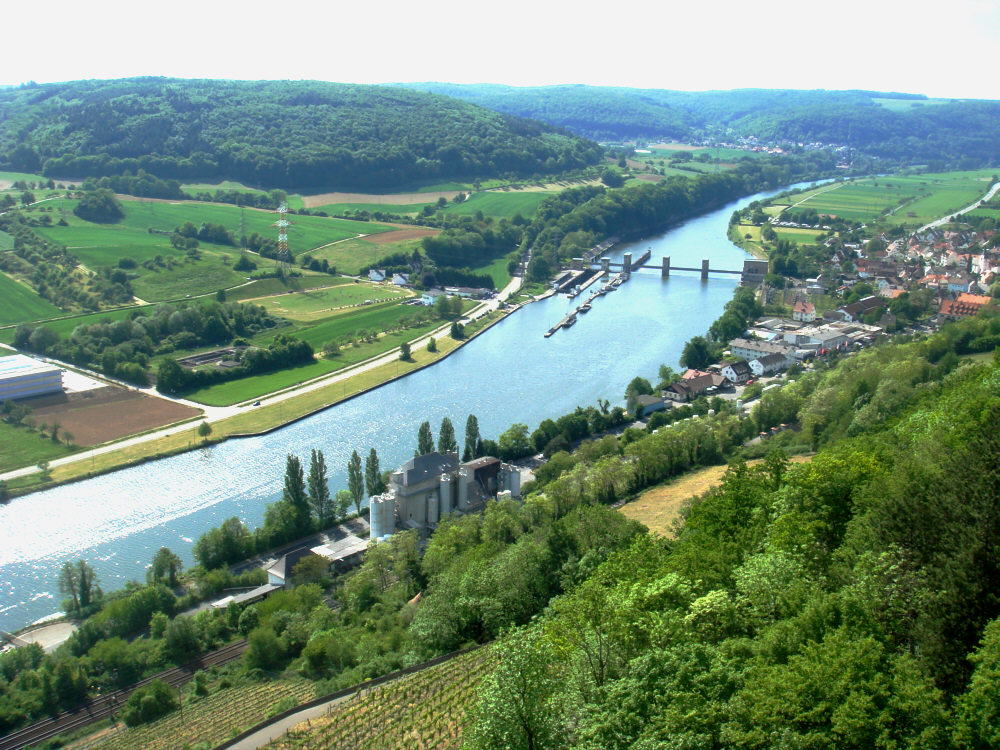 Der Neckar mit Schleuse