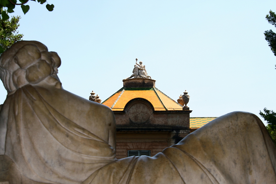 ...der neidische Blick einer Nymphe auf Eros, der sich auf dem Dach vergnügt