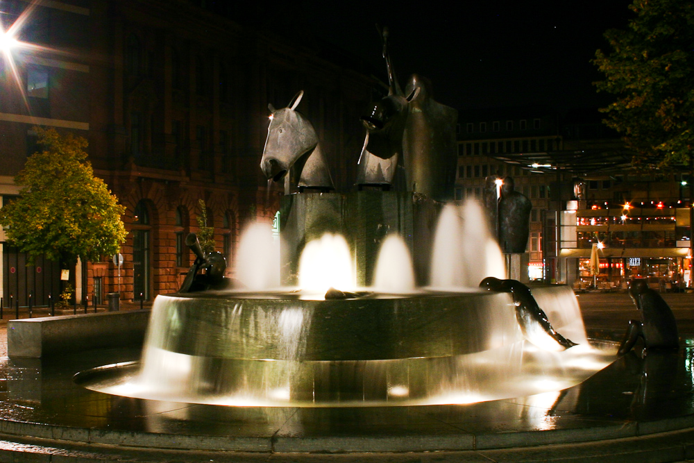 Der Neptunbrunnen auf dem Domshof bei Nacht am 21.09.2008