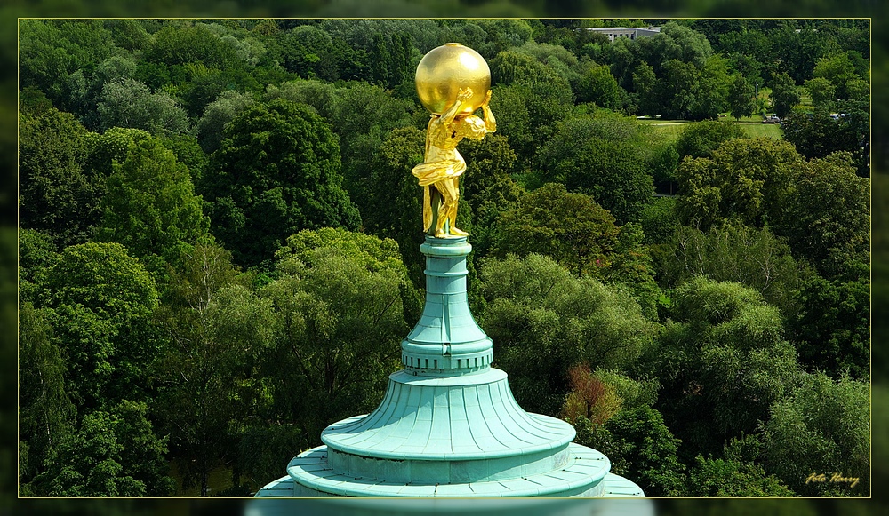 Der "neue" Atlas auf dem alten Rathaus in Potsdam.