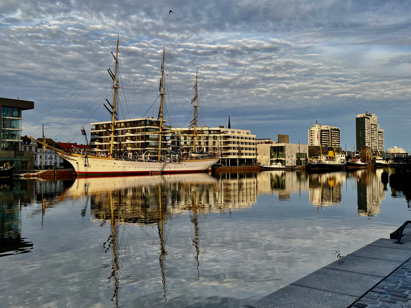 Der "Neue Hafen" in Bremerhaven mit der Dreimastbark "Schulschiff Deutschland"