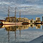 Der "Neue Hafen" in Bremerhaven mit der Dreimastbark "Schulschiff Deutschland"