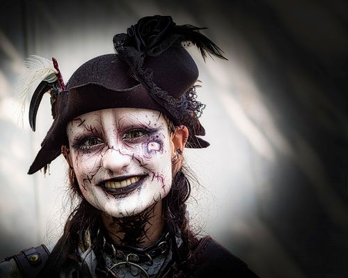 der neue Hut sitzt (Streetfotografie mit Menschen)