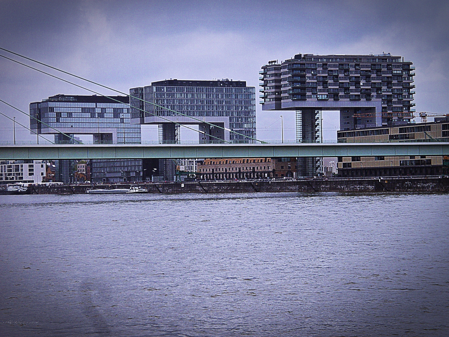 Der neue Kölner Rheinauhafen mit Kranhäusern