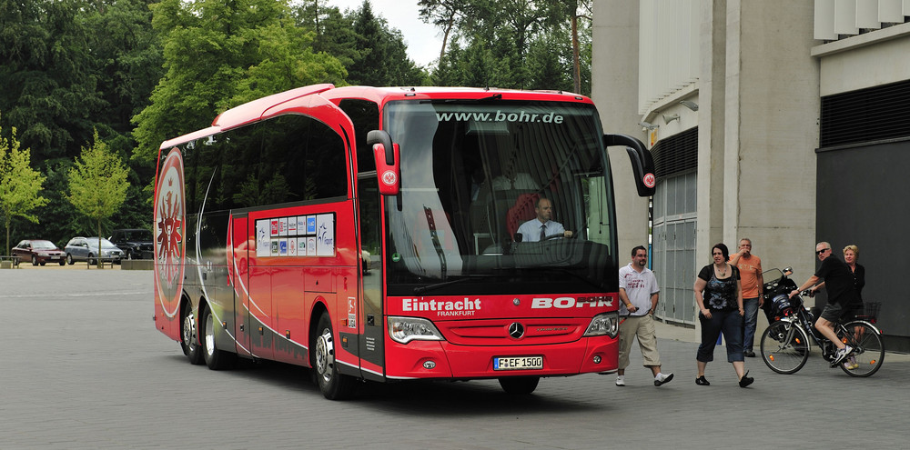 Der neue Mannschaftsbus der Frankfurter Eintracht...