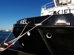 Der neue Schlepper " KIEL " ist gut festgemacht!