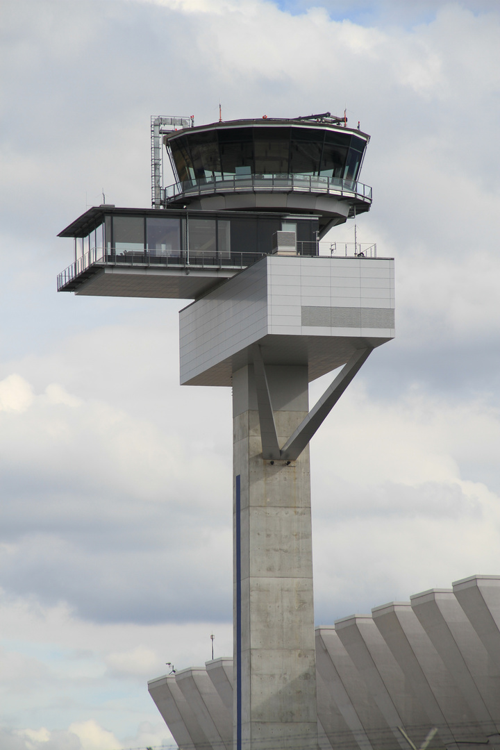 Der neue Tower am Frankfurter Flughafen
