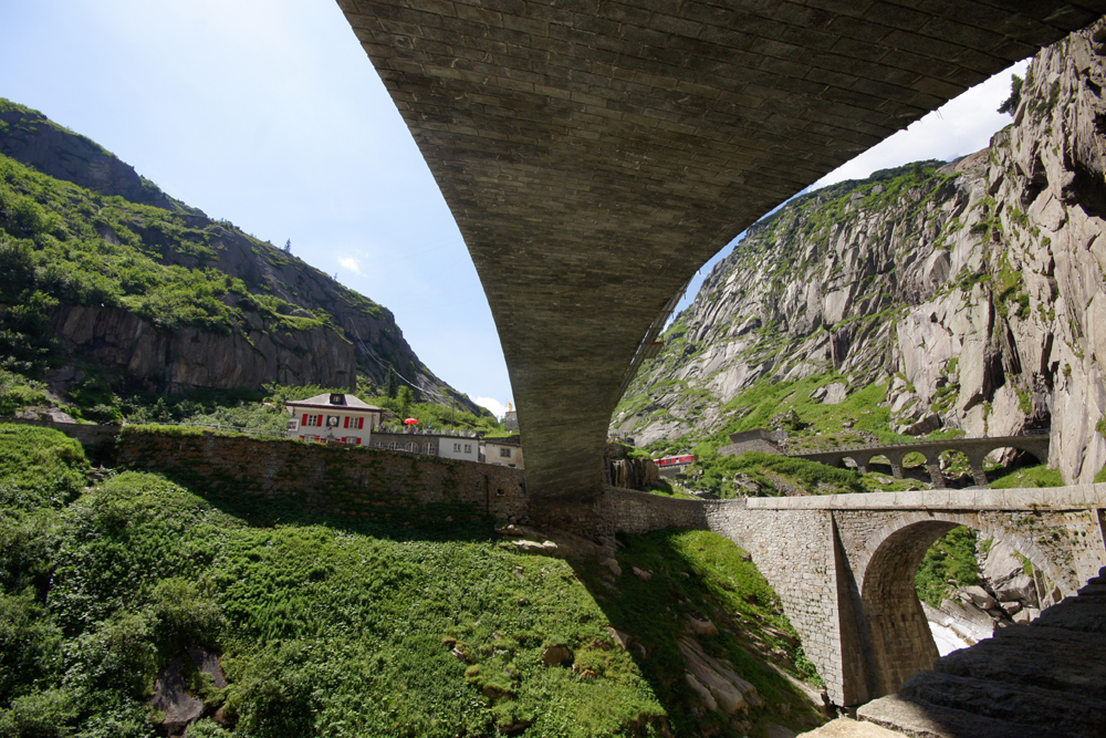 Der neue Weg über die alte Teufelsbrücke... bei Andermatt