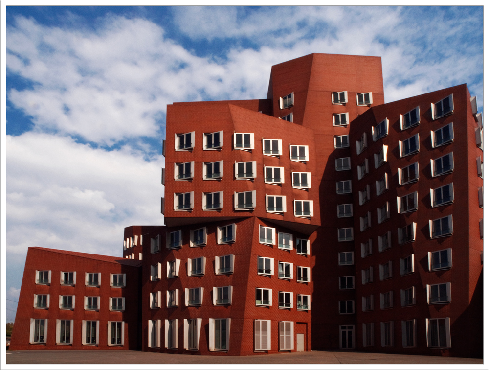 „Der Neue Zollhof“ des Architekten Frank Gehry  I