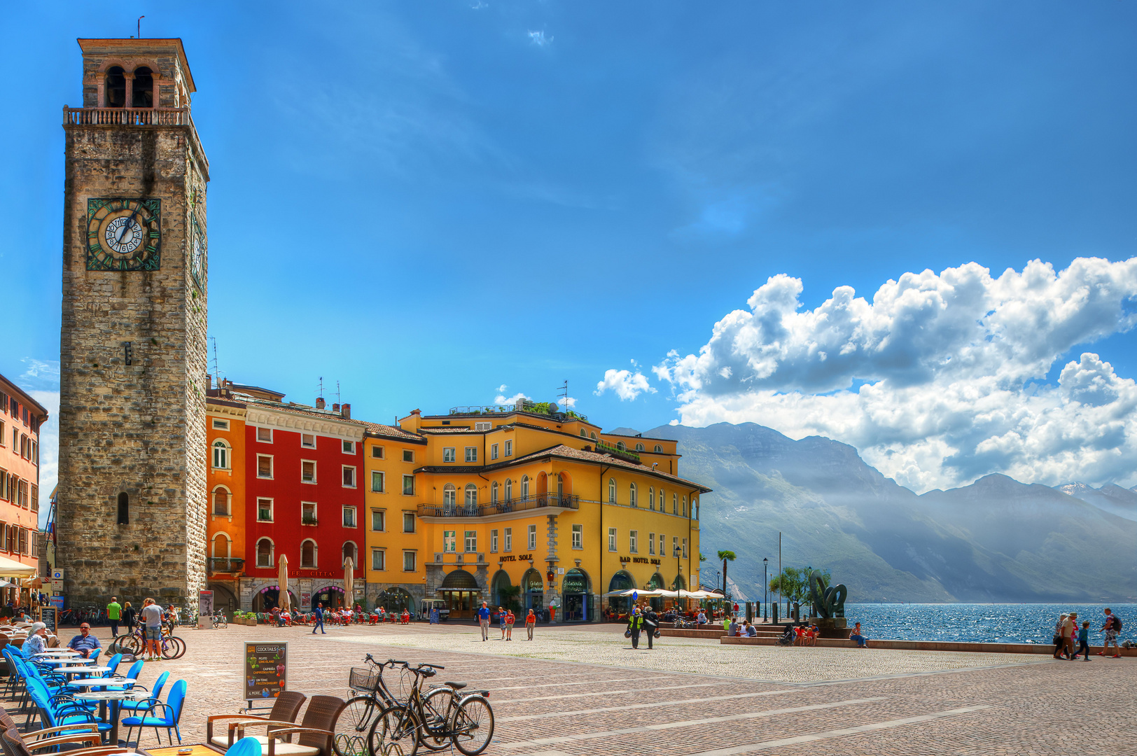 Der nicht so sehr gerade Turm von Riva del Garda, Italien