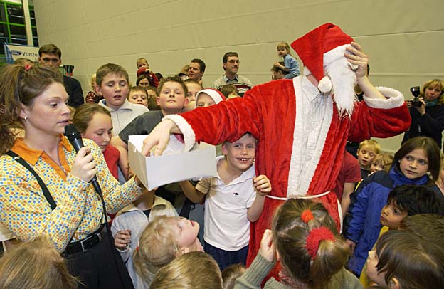 Der Nikolaus hält sich beim ziehen von Losen die Hand vor die Augen