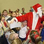 Der Nikolaus hält sich beim ziehen von Losen die Hand vor die Augen