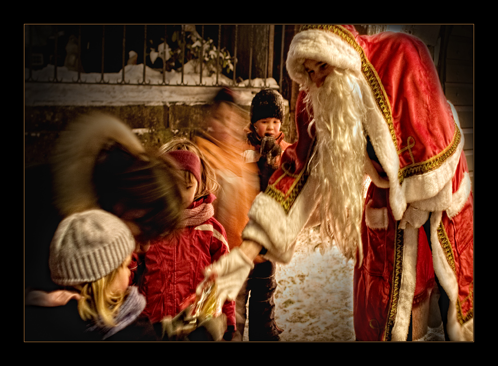 Der Nikolaus ist zufrieden und schenkt Süßigkeiten