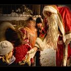 Der Nikolaus ist zufrieden und schenkt Süßigkeiten