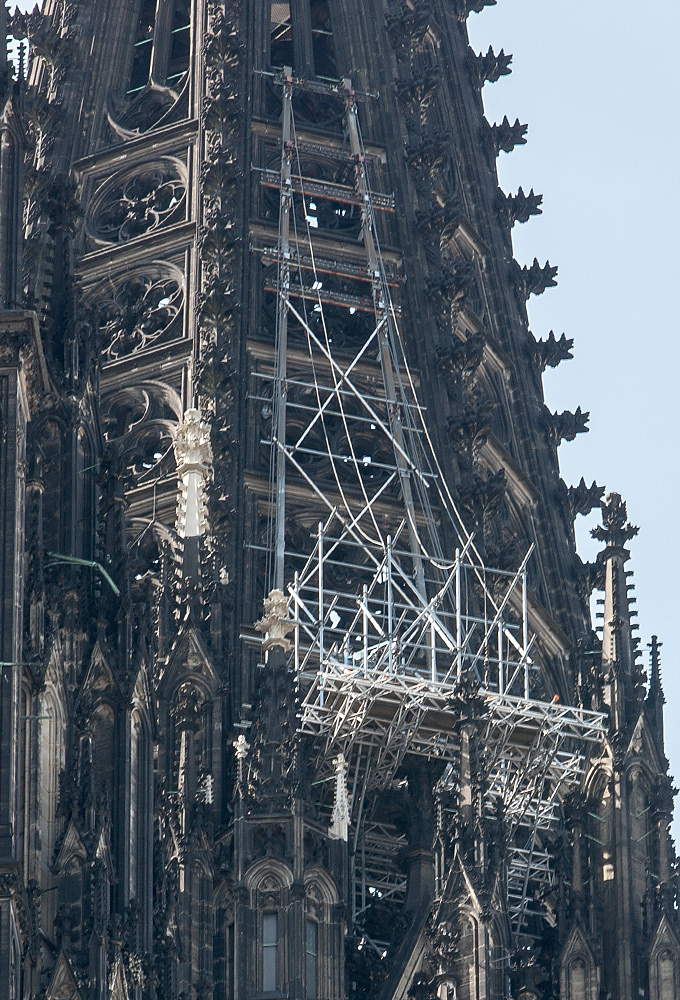 Der noch heute Abend hängende Rest vom abgenommenen Gerüst am Nordturm