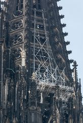 Der noch heute Abend hängende Rest vom abgenommenen Gerüst am Nordturm