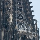 Der noch heute Abend hängende Rest vom abgenommenen Gerüst am Nordturm