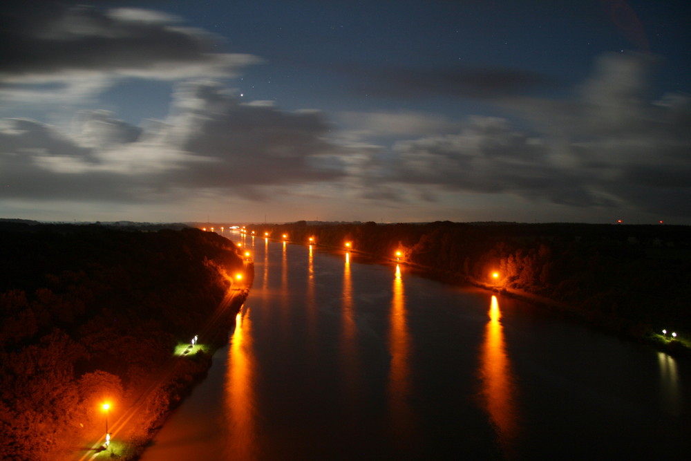 Der Nord-Ostsee-Kanal bei Nacht