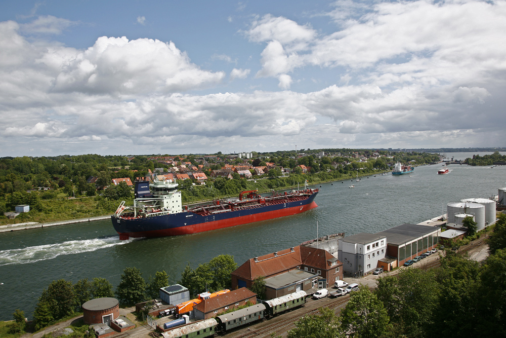 Der Nord-Ostsee-Kanal heute Mittag nach dem Brand