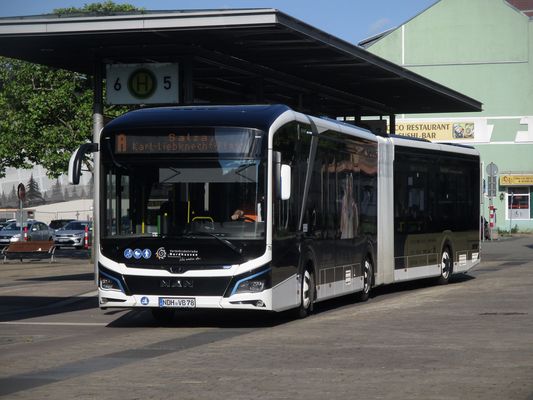 Der Nordhäuser E Schlenki auf dem Bahnhofsplatz.