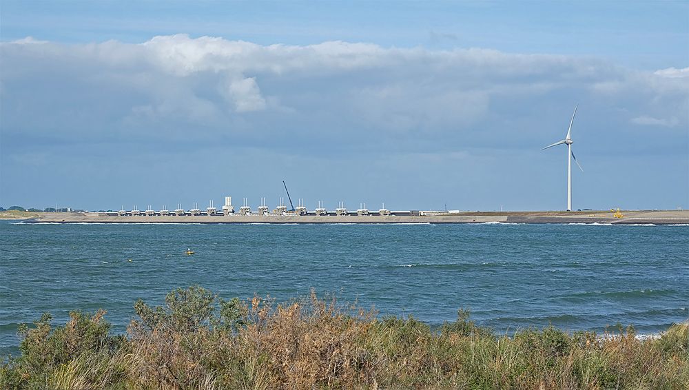 Der nordöstliche Teil des Oosterschelde-Sperrwerkes als Teil des DELTA-Werkes in Zeeland (NL)