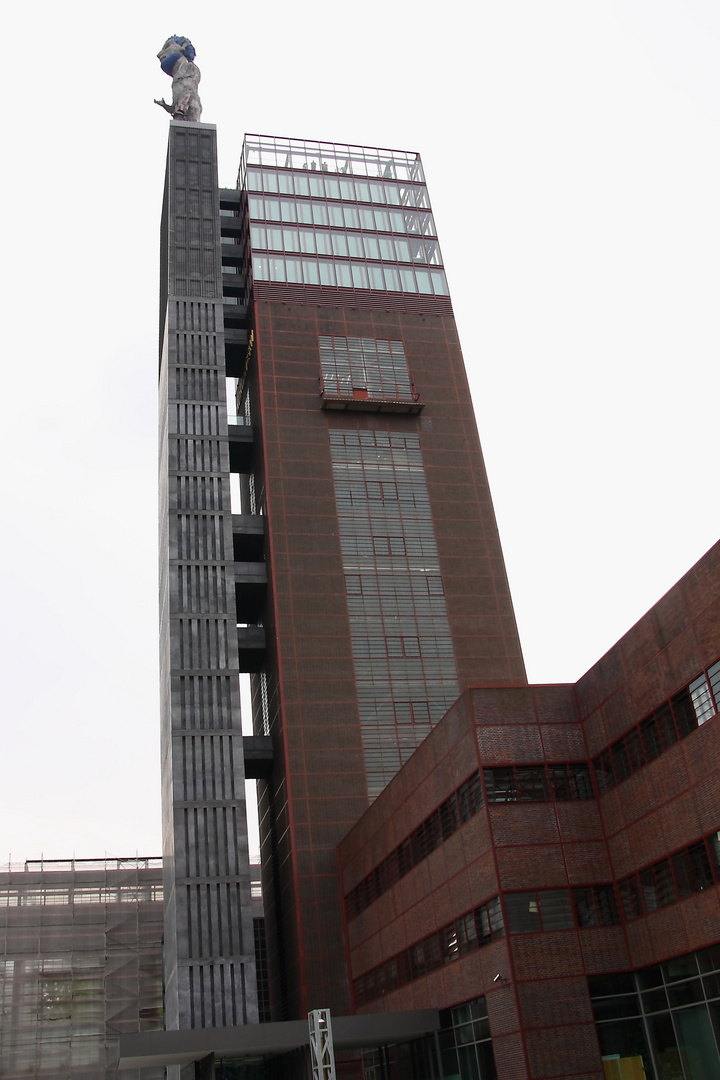 Der Nordsternturm in Gelsenkirchen-Horst mit der Skulptur Herkules