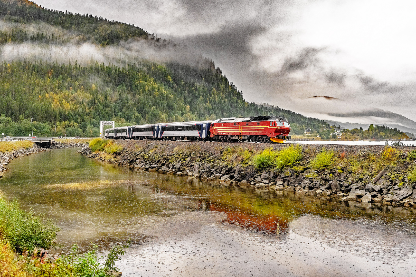 Der nordwärts fahrende Nachtzug mit Di4 auf der Nordlandbahn bei Dalsgrenda