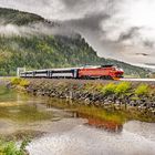 Der nordwärts fahrende Nachtzug mit Di4 auf der Nordlandbahn bei Dalsgrenda