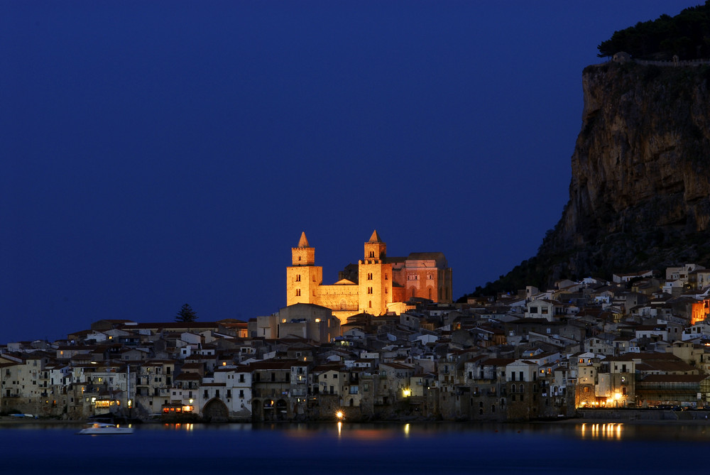 Der Normannische Dom in Cefalu´zur Blauen Stunde