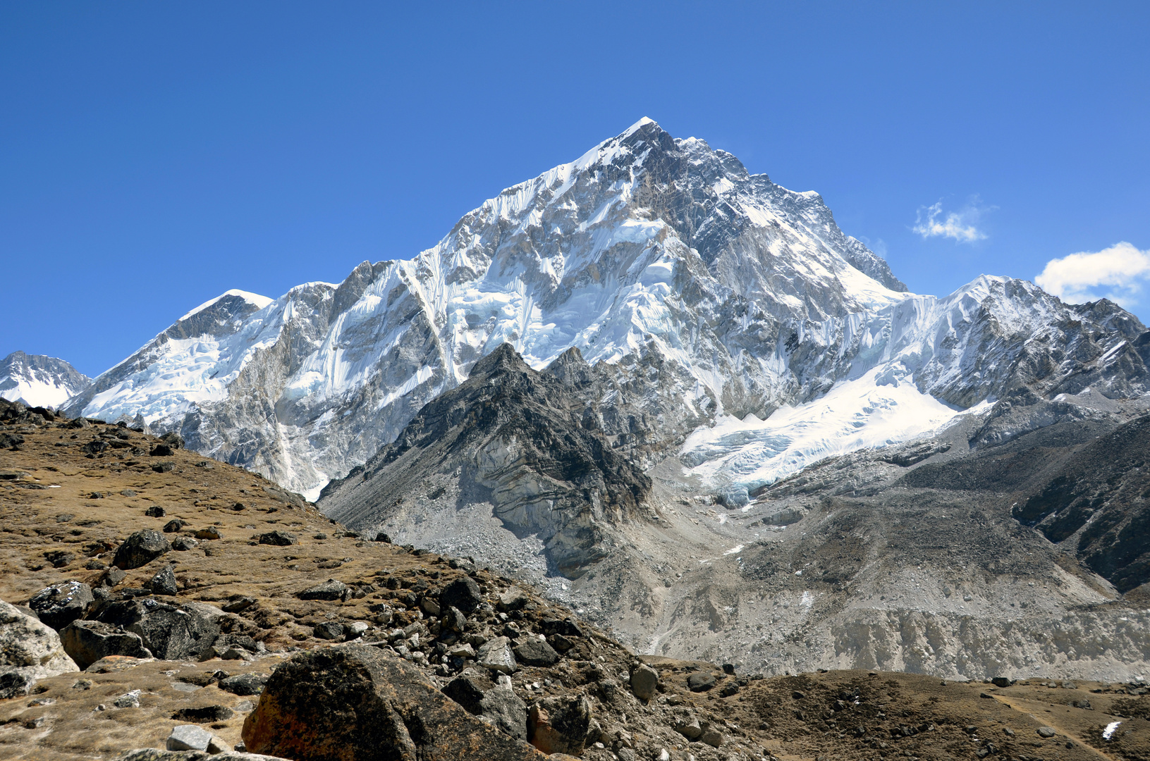 Der Nuptse (7861m) zwischen Gorak Shep und Lobuche