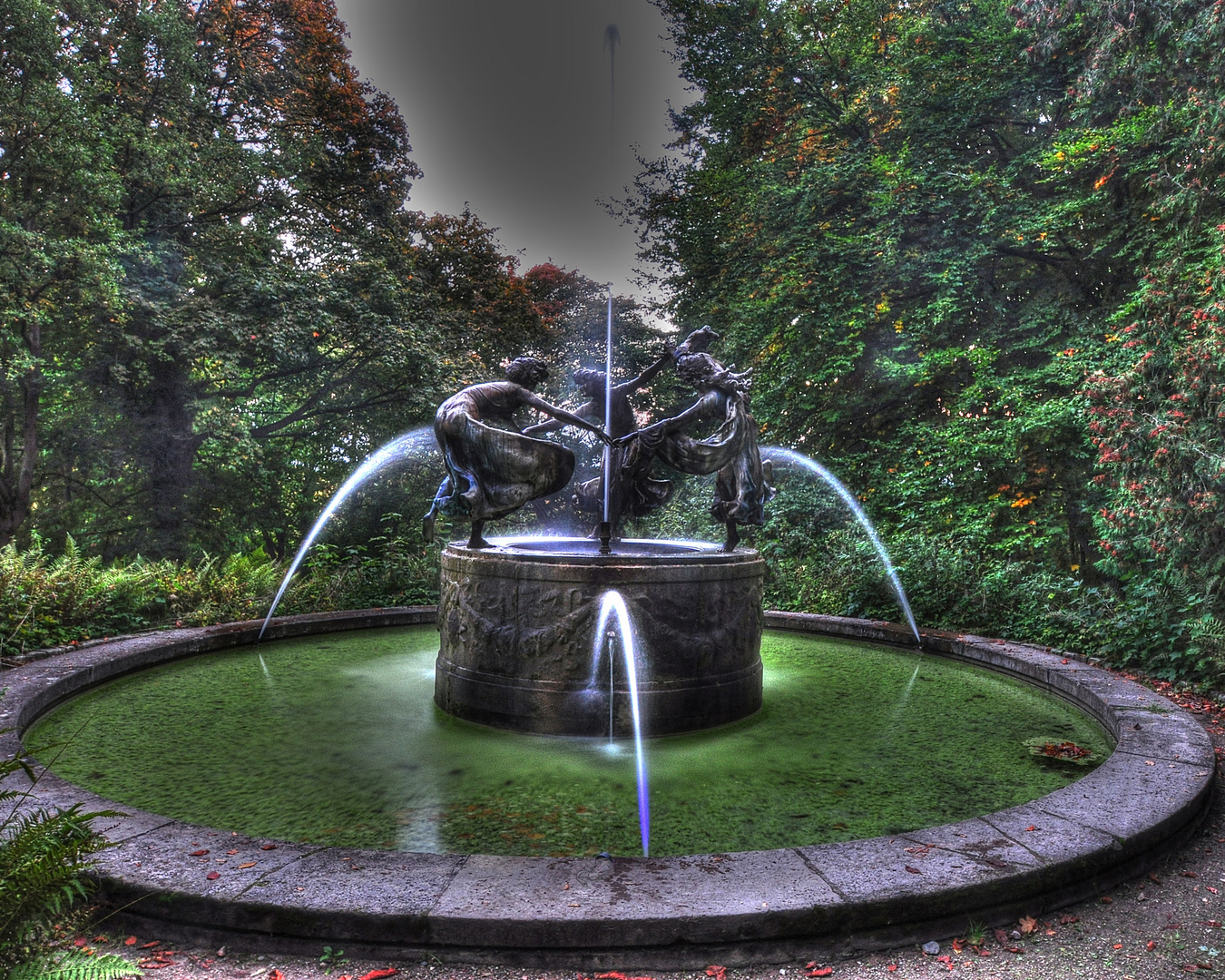 Der Nympfenbrunnen auf Burg Schlitz am Abend