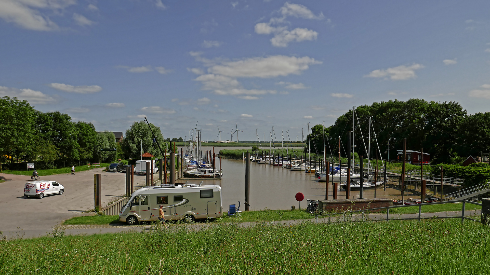 Der offene Tidehafen (ohne Schleuse) von Jemgum am linken Ufer der Unterems bei auflaufendem Wasser