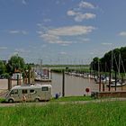 Der offene Tidehafen (ohne Schleuse) von Jemgum am linken Ufer der Unterems bei auflaufendem Wasser