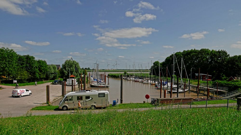 Der offene Tidehafen (ohne Schleuse) von Jemgum am linken Ufer der Unterems bei auflaufendem Wasser