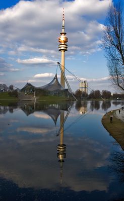 der Olympiaturm (in München)