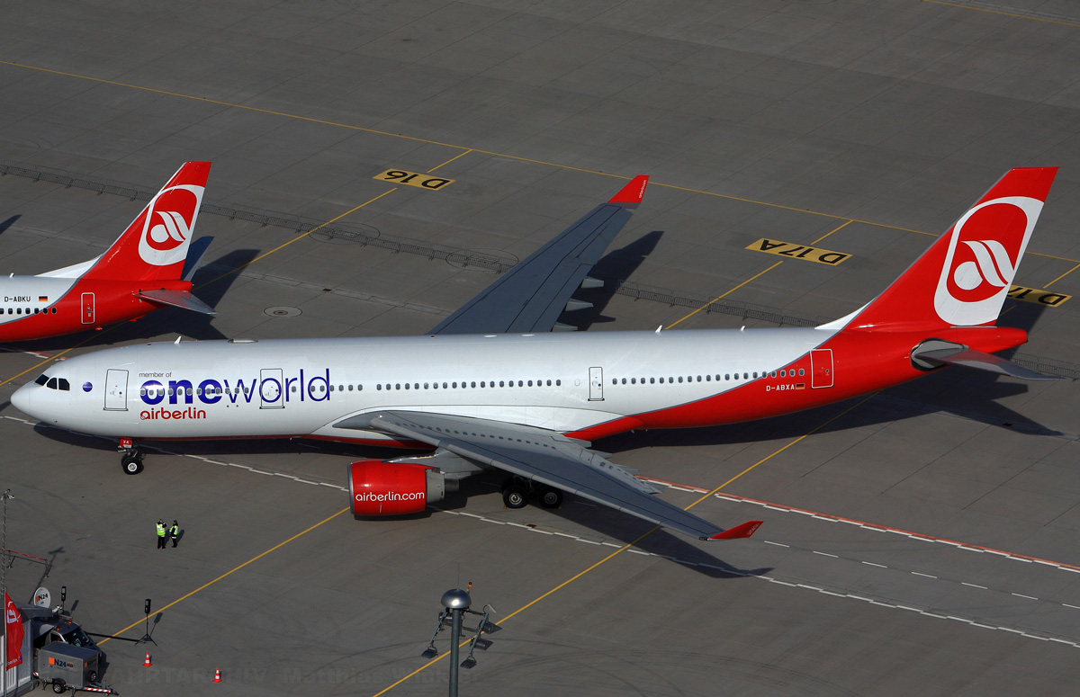 Der ONEWORLD Airbus A330 von Air Berlin auf dem Flughafen Berlin-Brandenburg