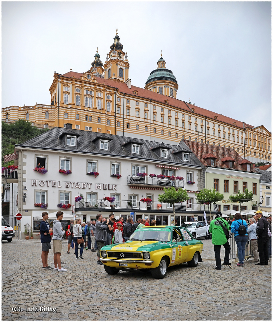 Der Opel vorm Hotel