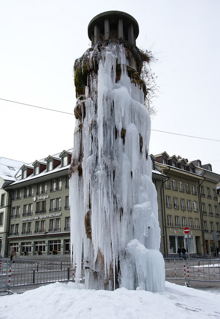 ..der Oppenheimbrunnen im Eiskleid..