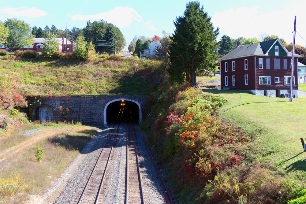 Der Ort Gallitzin liegt westlich über den Gallitzen Tunnel mit Gleisen der Norfolk Southern, PA, USA