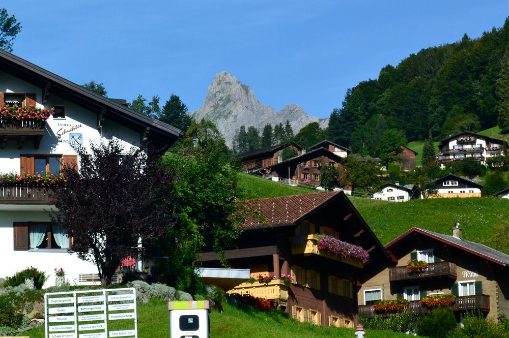 Der Ortsteil Latschau mit der Zimba