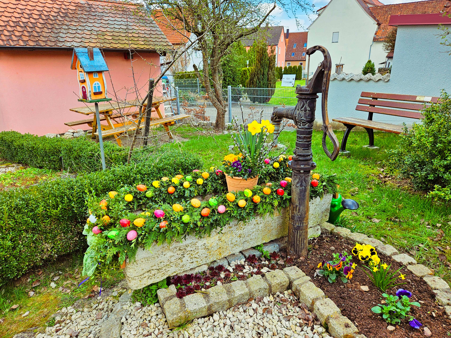 Der Osterbrunnen im Kräutergarten von Wernfels