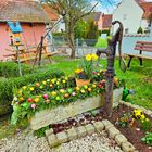 Der Osterbrunnen im Kräutergarten von Wernfels