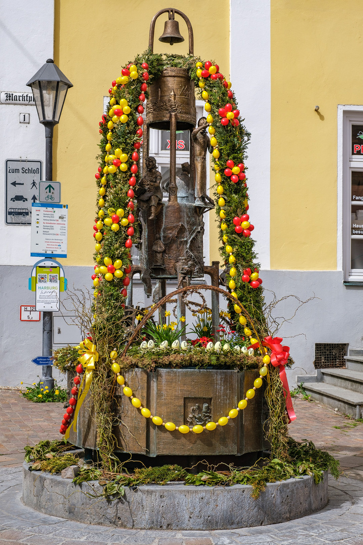 Der Osterbrunnen in Harburg