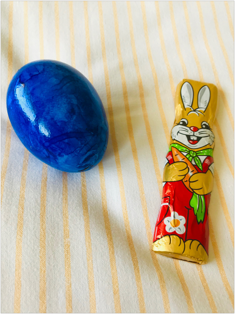 Der Osterhase hat blaue Eier