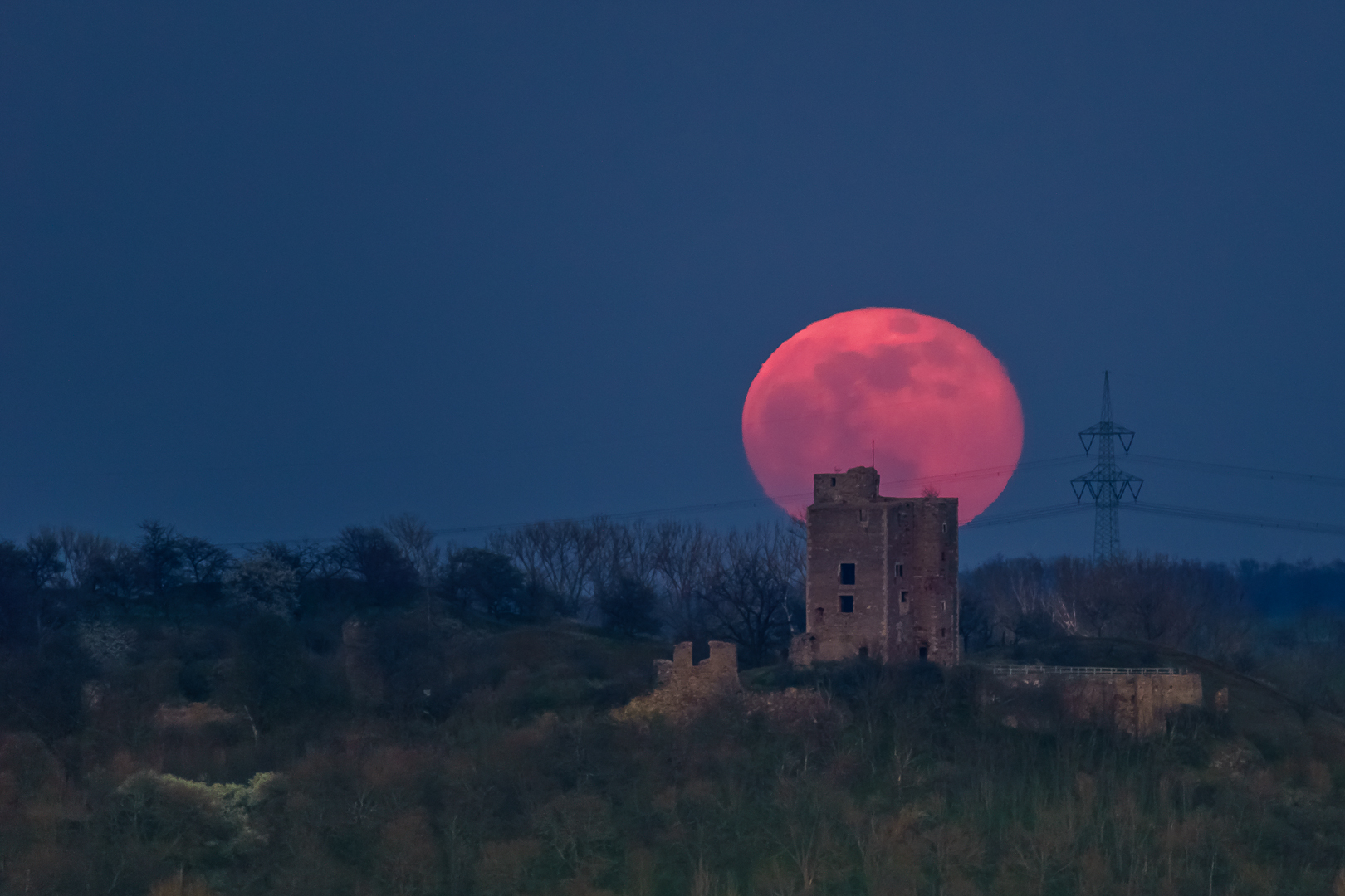 Der Ostervollmond hinter der Burgruine Arnstein