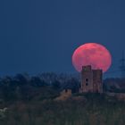 Der Ostervollmond hinter der Burgruine Arnstein