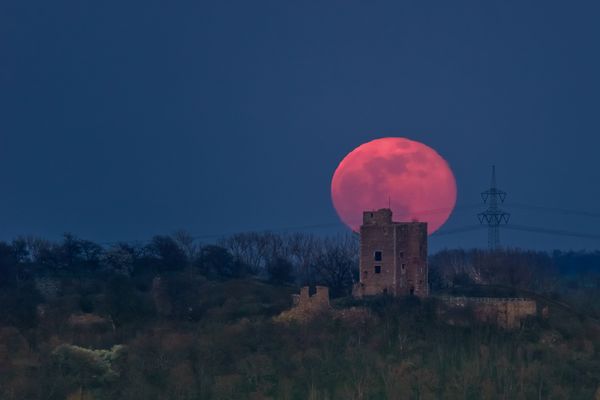 Der Ostervollmond hinter der Burgruine Arnstein