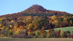 Der Ostry ist für mich aus der Böhmischen Herbstserie eines der farblich  spaktakulärsten Bilder...