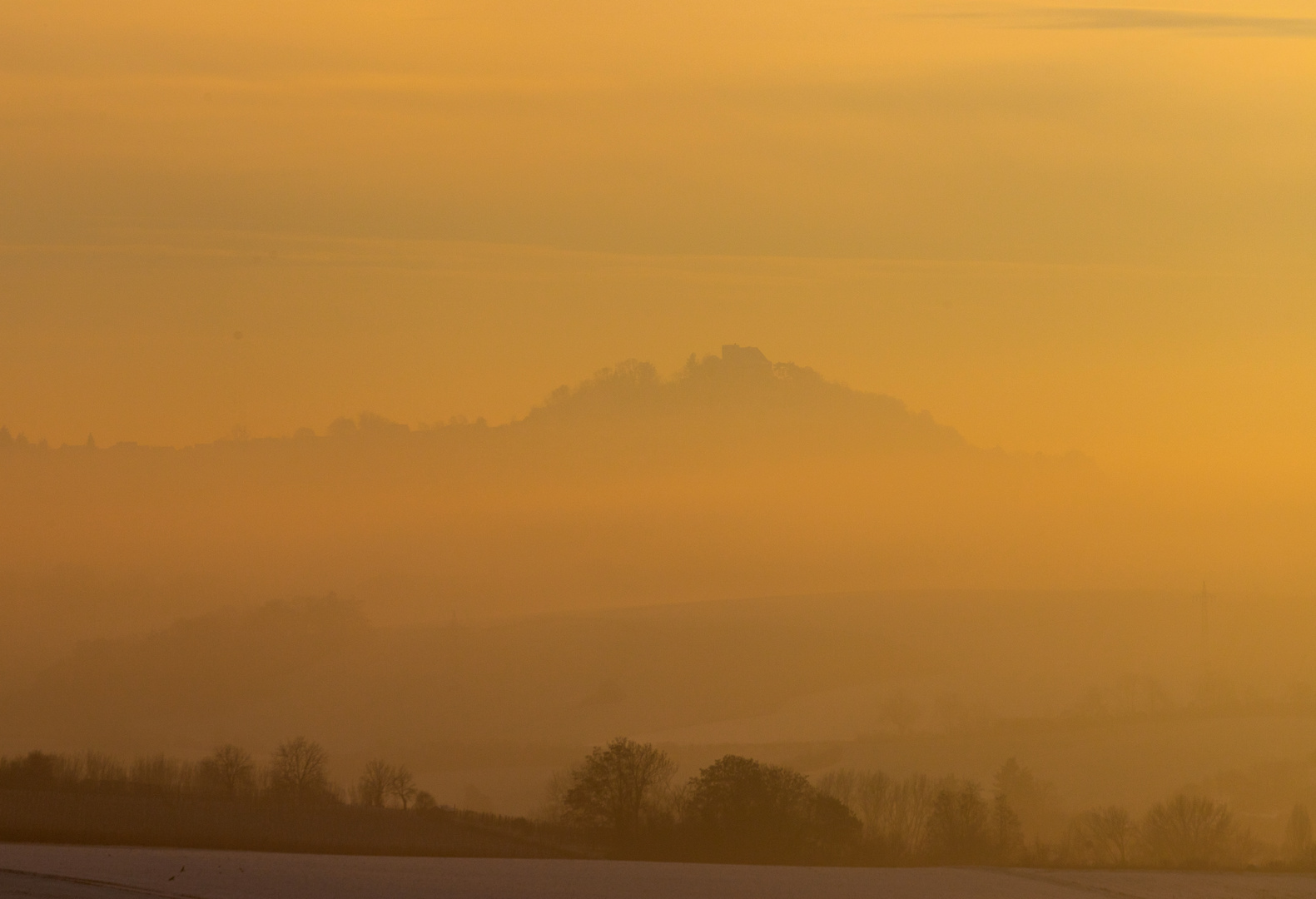 Der Otzberg im Nebel.